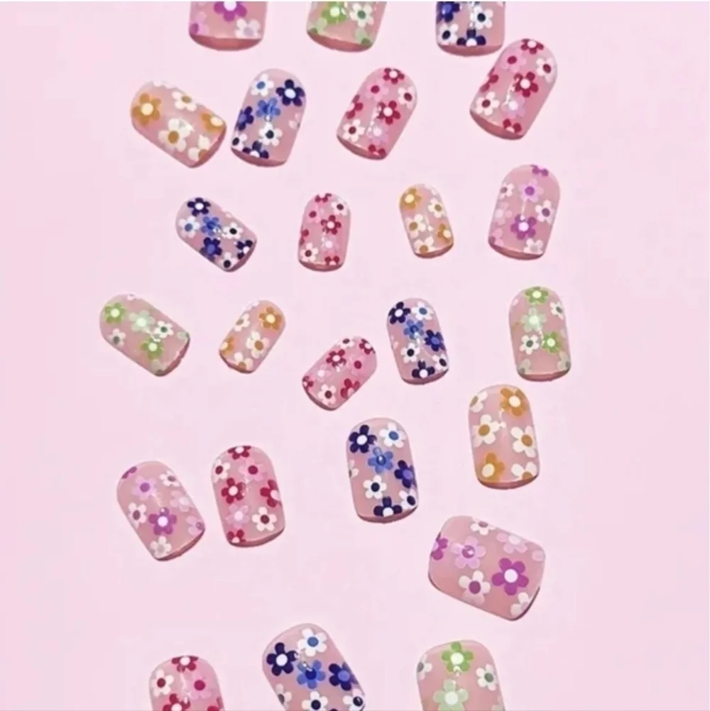 24 Pieces Fake press on nails
